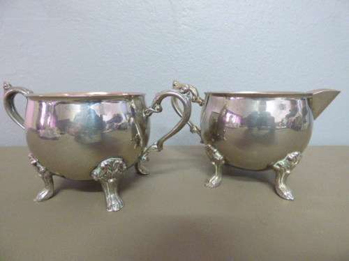 AN ELEGANT AND DAINTY VINTAGE PLATED, FOOTED SUGAR BOWL & MILK JUG. GORGEOUS DETAILING! BEAUTIFUL!