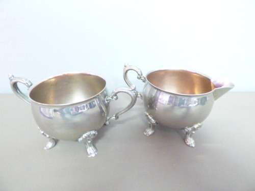 AN ELEGANT AND DAINTY VINTAGE PLATED, FOOTED SUGAR BOWL & MILK JUG. GORGEOUS DETAILING! BEAUTIFUL!
