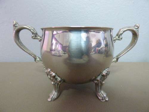 AN ELEGANT AND DAINTY VINTAGE PLATED, FOOTED SUGAR BOWL & MILK JUG. GORGEOUS DETAILING! BEAUTIFUL!