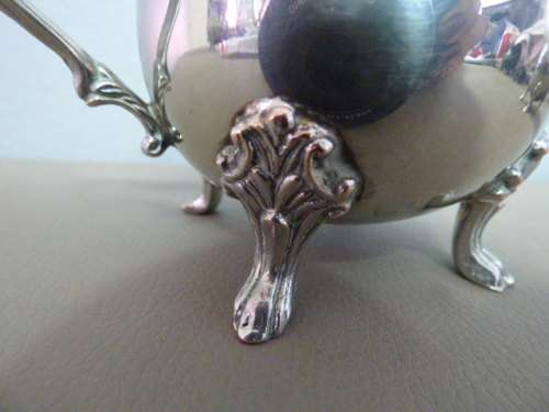 AN ELEGANT AND DAINTY VINTAGE PLATED, FOOTED SUGAR BOWL & MILK JUG. GORGEOUS DETAILING! BEAUTIFUL!