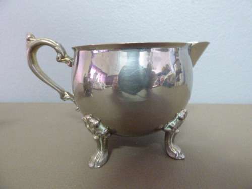 AN ELEGANT AND DAINTY VINTAGE PLATED, FOOTED SUGAR BOWL & MILK JUG. GORGEOUS DETAILING! BEAUTIFUL!