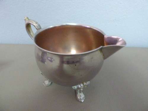 AN ELEGANT AND DAINTY VINTAGE PLATED, FOOTED SUGAR BOWL & MILK JUG. GORGEOUS DETAILING! BEAUTIFUL!