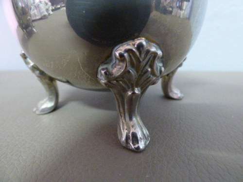 AN ELEGANT AND DAINTY VINTAGE PLATED, FOOTED SUGAR BOWL & MILK JUG. GORGEOUS DETAILING! BEAUTIFUL!