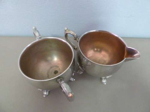 AN ELEGANT AND DAINTY VINTAGE PLATED, FOOTED SUGAR BOWL & MILK JUG. GORGEOUS DETAILING! BEAUTIFUL!