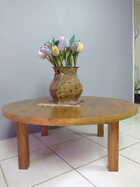 A STUNNING ROUND SOLID OAK CENTRE COFFEE TABLE. LOVELY IN YOUR INFORMAL LOUNGES!!