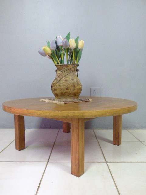 A STUNNING ROUND SOLID OAK CENTRE COFFEE TABLE. LOVELY IN YOUR INFORMAL LOUNGES!!