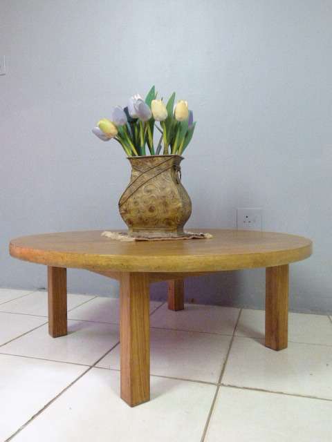 A STUNNING ROUND SOLID OAK CENTRE COFFEE TABLE. LOVELY IN YOUR INFORMAL LOUNGES!!