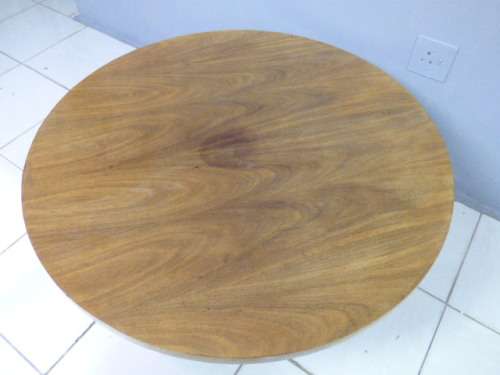 A STUNNING ROUND SOLID OAK CENTRE COFFEE TABLE. LOVELY IN YOUR INFORMAL LOUNGES!!