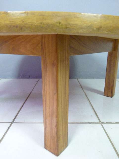 A STUNNING ROUND SOLID OAK CENTRE COFFEE TABLE. LOVELY IN YOUR INFORMAL LOUNGES!!