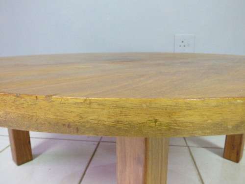 A STUNNING ROUND SOLID OAK CENTRE COFFEE TABLE. LOVELY IN YOUR INFORMAL LOUNGES!!