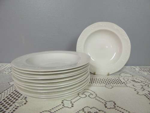 12 VERY ELEGANT VINTAGE "HUGUENOT ROYALE" SOUP BOWLS . BEAUTIFUL ON YOUR TABLE