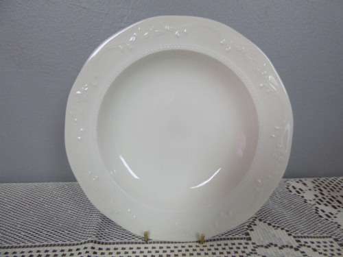 12 VERY ELEGANT VINTAGE "HUGUENOT ROYALE" SOUP BOWLS . BEAUTIFUL ON YOUR TABLE
