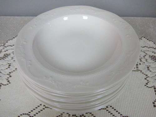 12 VERY ELEGANT VINTAGE "HUGUENOT ROYALE" SOUP BOWLS . BEAUTIFUL ON YOUR TABLE