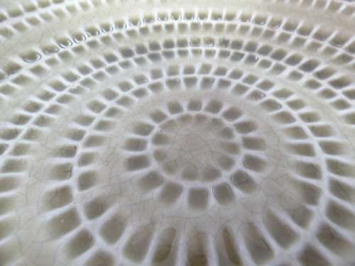 A VERY FASHIONABLE LARGE CERAMIC CENTRE TABLE BOWL. STUNNING ON ANY TABLE IN THE HOME!!