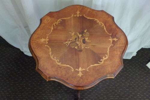 A FABULOUS ANTIQUE MAHOGANY OCCASIONAL TABLE WITH AWESOME MARQUERTY INLAY DETAILING