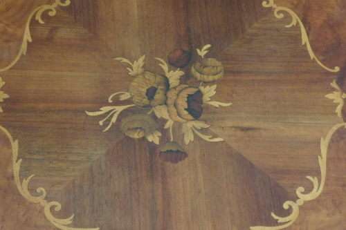 A FABULOUS ANTIQUE MAHOGANY OCCASIONAL TABLE WITH AWESOME MARQUERTY INLAY DETAILING