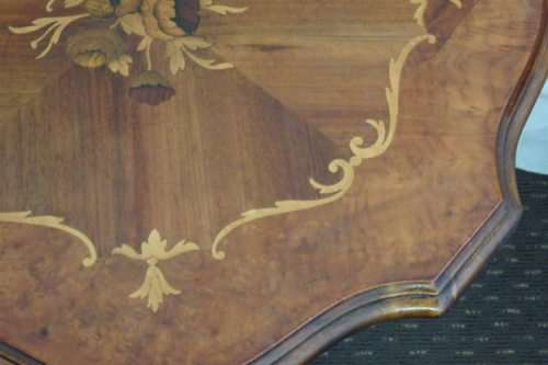 A FABULOUS ANTIQUE MAHOGANY OCCASIONAL TABLE WITH AWESOME MARQUERTY INLAY DETAILING