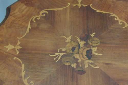 A FABULOUS ANTIQUE MAHOGANY OCCASIONAL TABLE WITH AWESOME MARQUERTY INLAY DETAILING