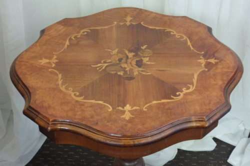 A FABULOUS ANTIQUE MAHOGANY OCCASIONAL TABLE WITH AWESOME MARQUERTY INLAY DETAILING
