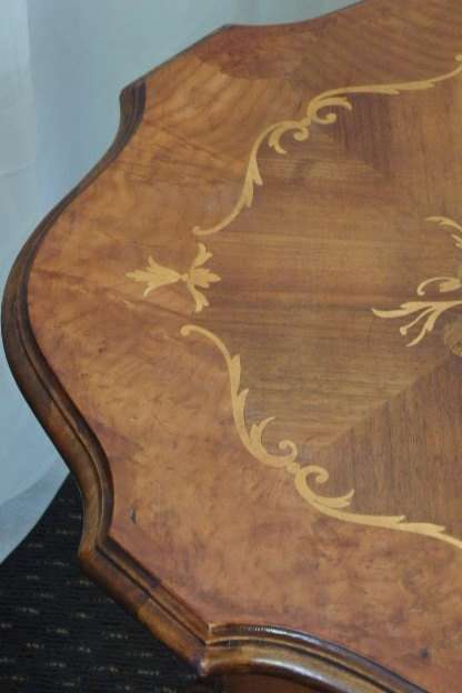 A FABULOUS ANTIQUE MAHOGANY OCCASIONAL TABLE WITH AWESOME MARQUERTY INLAY DETAILING