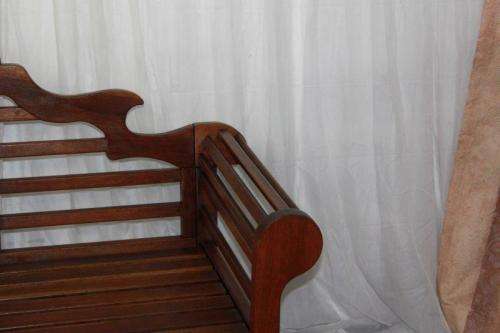 A FANTASTIC QUALITY "TROPIC TRADER - DESIGNER OUTDOOR LIFESTYLE" SOLID SALIGNA WOOD BENCH