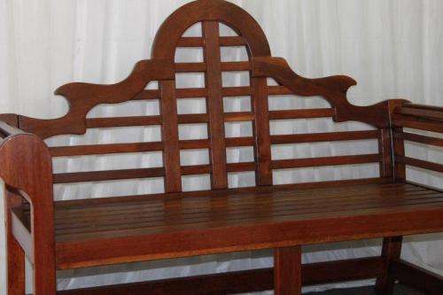 A FANTASTIC QUALITY "TROPIC TRADER - DESIGNER OUTDOOR LIFESTYLE" SOLID SALIGNA WOOD BENCH