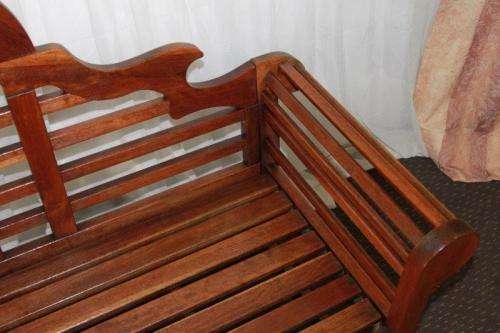 A FANTASTIC QUALITY "TROPIC TRADER - DESIGNER OUTDOOR LIFESTYLE" SOLID SALIGNA WOOD BENCH
