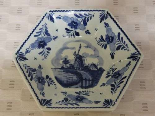 A BEAUTIFUL DELFT OF HOLLAND HAND PAINTED BLUE AND WHITE BOWL w/ A TRADITIONAL WINDMILL SCENE CENTRE