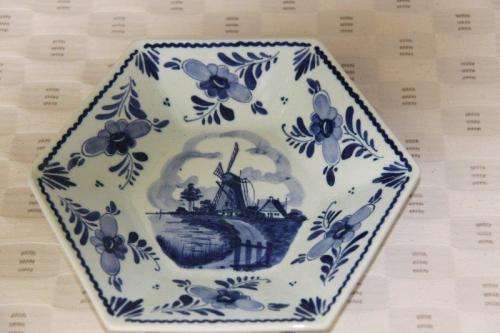 A BEAUTIFUL DELFT OF HOLLAND HAND PAINTED BLUE AND WHITE BOWL w/ A TRADITIONAL WINDMILL SCENE CENTRE