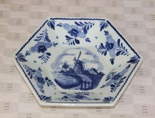 A BEAUTIFUL DELFT OF HOLLAND HAND PAINTED BLUE AND WHITE BOWL w/ A TRADITIONAL WINDMILL SCENE CENTRE