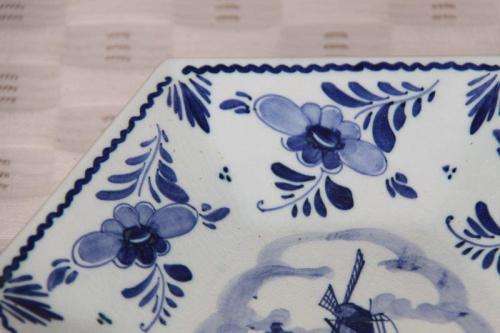 A BEAUTIFUL DELFT OF HOLLAND HAND PAINTED BLUE AND WHITE BOWL w/ A TRADITIONAL WINDMILL SCENE CENTRE