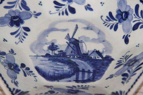 A BEAUTIFUL DELFT OF HOLLAND HAND PAINTED BLUE AND WHITE BOWL w/ A TRADITIONAL WINDMILL SCENE CENTRE