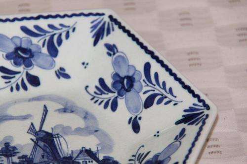 A BEAUTIFUL DELFT OF HOLLAND HAND PAINTED BLUE AND WHITE BOWL w/ A TRADITIONAL WINDMILL SCENE CENTRE