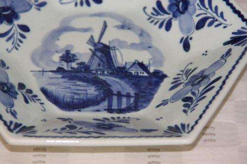 A BEAUTIFUL DELFT OF HOLLAND HAND PAINTED BLUE AND WHITE BOWL w/ A TRADITIONAL WINDMILL SCENE CENTRE