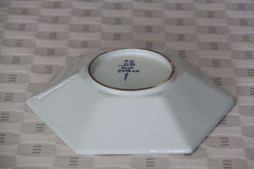 A BEAUTIFUL DELFT OF HOLLAND HAND PAINTED BLUE AND WHITE BOWL w/ A TRADITIONAL WINDMILL SCENE CENTRE