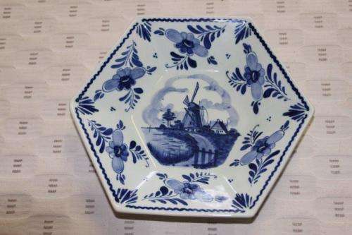 A BEAUTIFUL DELFT OF HOLLAND HAND PAINTED BLUE AND WHITE BOWL w/ A TRADITIONAL WINDMILL SCENE CENTRE