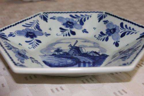 A BEAUTIFUL DELFT OF HOLLAND HAND PAINTED BLUE AND WHITE BOWL w/ A TRADITIONAL WINDMILL SCENE CENTRE