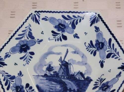 A BEAUTIFUL DELFT OF HOLLAND HAND PAINTED BLUE AND WHITE BOWL w/ A TRADITIONAL WINDMILL SCENE CENTRE