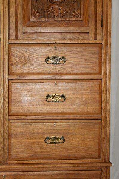 A BEAUTIFUL ANTIQUE SOLID YELLOW WOOD DOUBLE DOOR WARDROBE WITH A LARGE LINEN STORAGE DRAWER