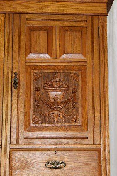 A BEAUTIFUL ANTIQUE SOLID YELLOW WOOD DOUBLE DOOR WARDROBE WITH A LARGE LINEN STORAGE DRAWER