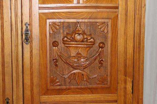 A BEAUTIFUL ANTIQUE SOLID YELLOW WOOD DOUBLE DOOR WARDROBE WITH A LARGE LINEN STORAGE DRAWER