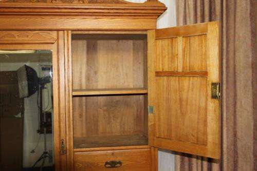 A BEAUTIFUL ANTIQUE SOLID YELLOW WOOD DOUBLE DOOR WARDROBE WITH A LARGE LINEN STORAGE DRAWER