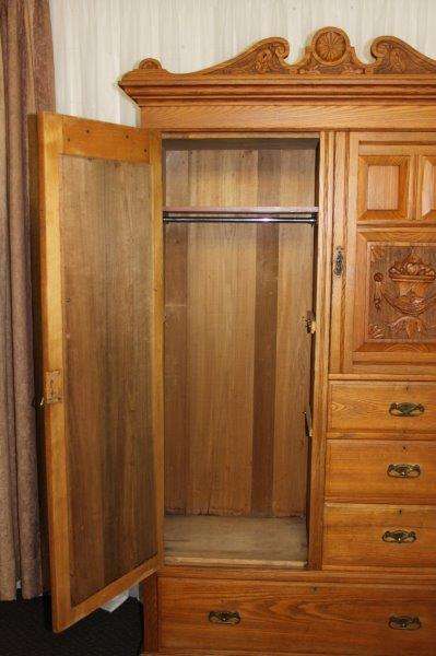 A BEAUTIFUL ANTIQUE SOLID YELLOW WOOD DOUBLE DOOR WARDROBE WITH A LARGE LINEN STORAGE DRAWER