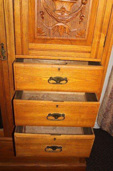 A BEAUTIFUL ANTIQUE SOLID YELLOW WOOD DOUBLE DOOR WARDROBE WITH A LARGE LINEN STORAGE DRAWER