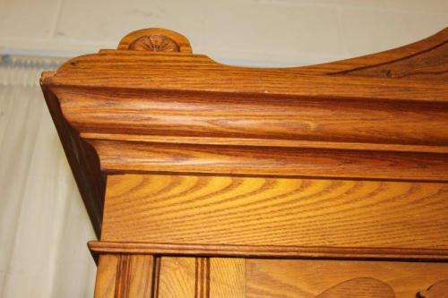 A BEAUTIFUL ANTIQUE SOLID YELLOW WOOD DOUBLE DOOR WARDROBE WITH A LARGE LINEN STORAGE DRAWER
