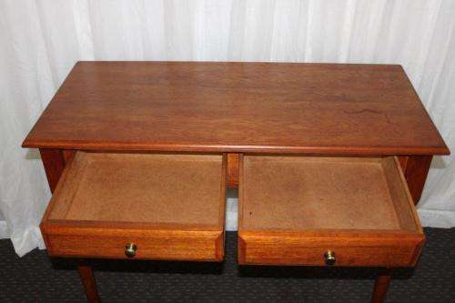 AN AWESOME BEAUTIFULLY MADE DOUBLE DRAWER HALLWAY TABLE WITH BRASS HANDLES