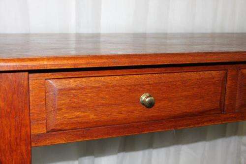 AN AWESOME BEAUTIFULLY MADE DOUBLE DRAWER HALLWAY TABLE WITH BRASS HANDLES