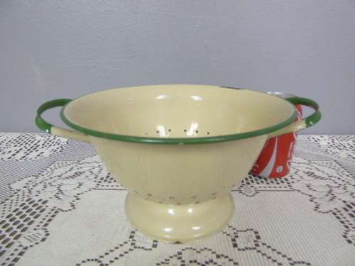A FABULOUS VINTAGE ENAMEL HANDLED STRAINER, STUNNING ON DISPLAY IN A KITCHEN OR FOR USE!!!