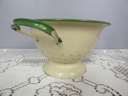 A FABULOUS VINTAGE ENAMEL HANDLED STRAINER, STUNNING ON DISPLAY IN A KITCHEN OR FOR USE!!!