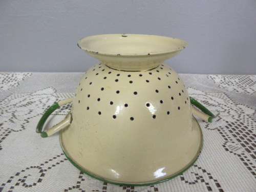 A FABULOUS VINTAGE ENAMEL HANDLED STRAINER, STUNNING ON DISPLAY IN A KITCHEN OR FOR USE!!!